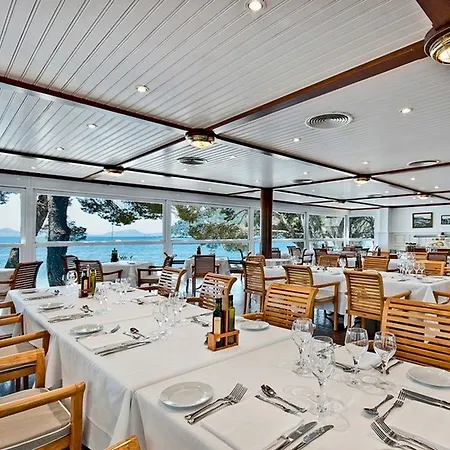 Готель Formentor, A Royal Hideaway